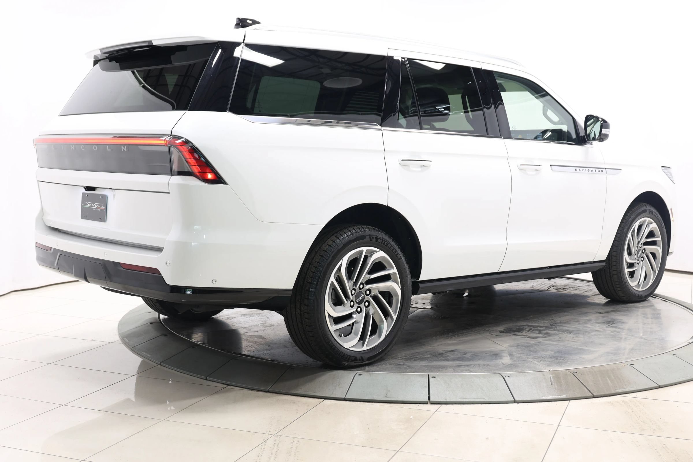 Used 2025 Lincoln Navigator Reserve AWD/4WD image 5