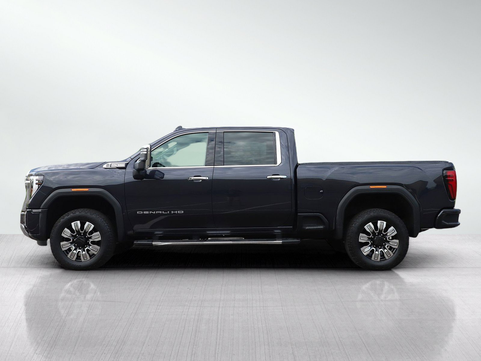 Used 2024 GMC Sierra 2500 Denali w/ Denali Reserve Package AWD/4WD image 2