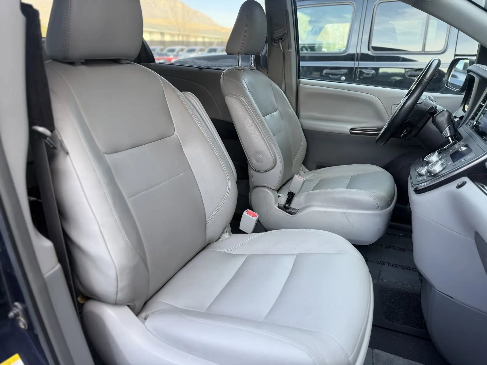 Used 2019 Toyota Sienna XLE FWD image 25