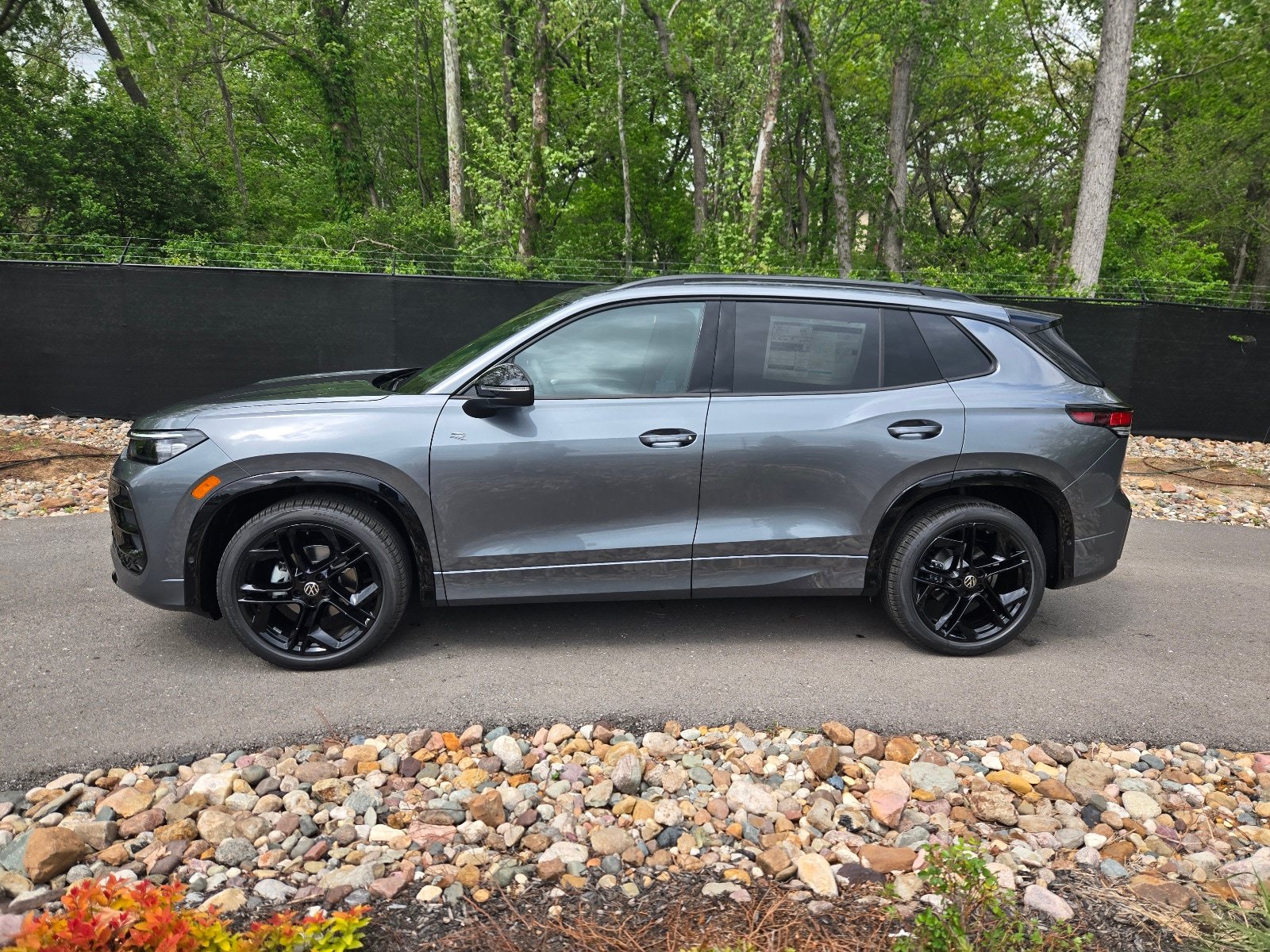 New 2026 Volkswagen Tiguan SE R-Line FWD image 2