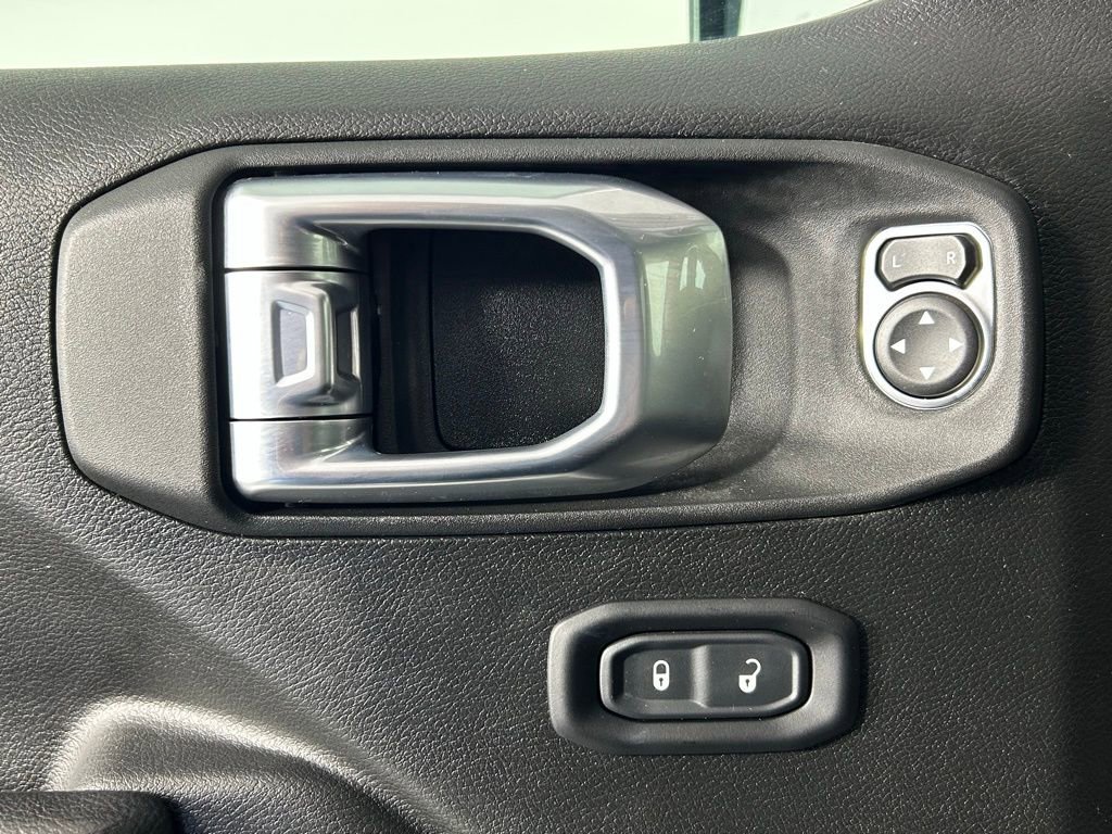 Used 2022 Jeep Gladiator Willys AWD/4WD image 31