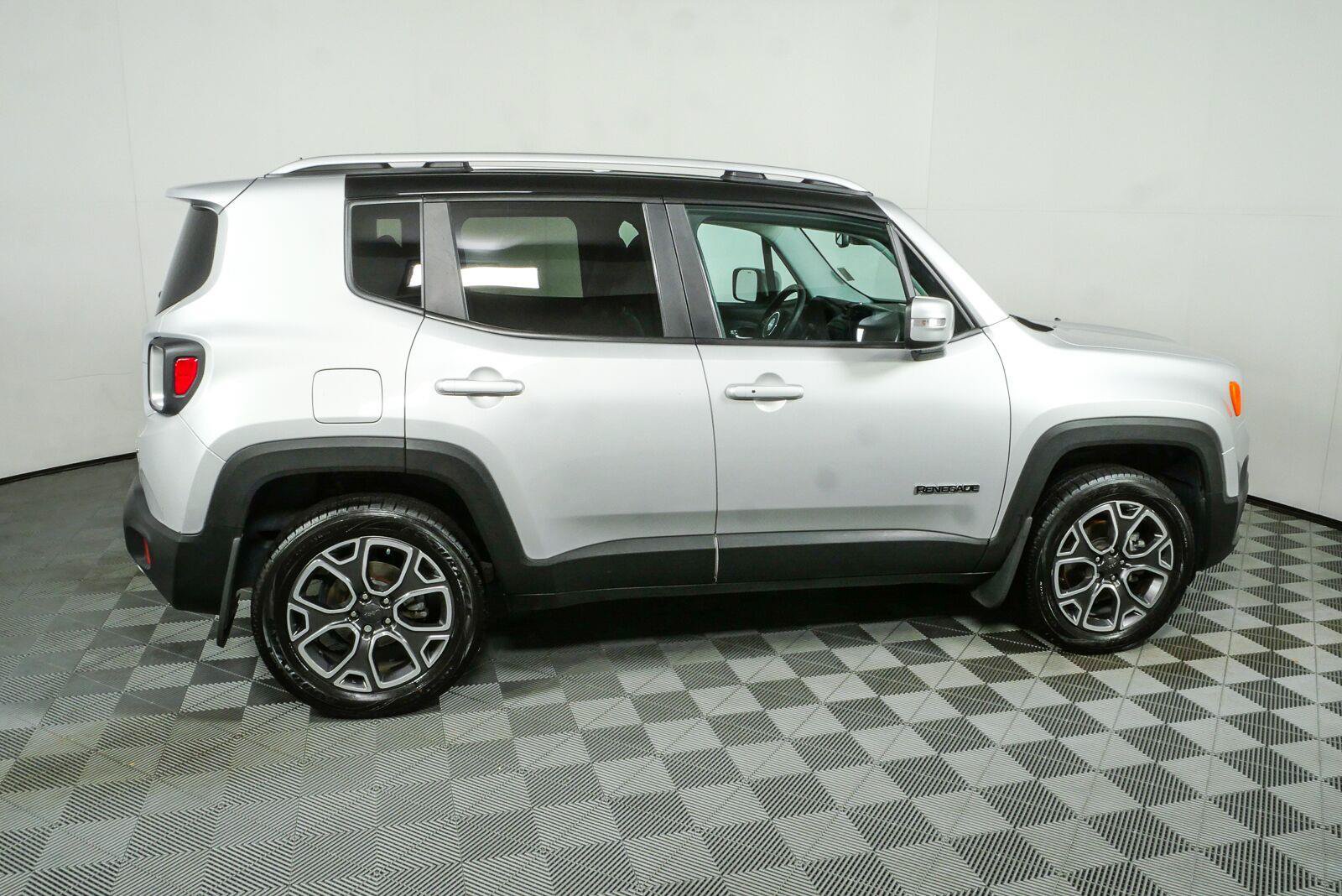 Used 2017 Jeep Renegade Limited AWD/4WD image 2