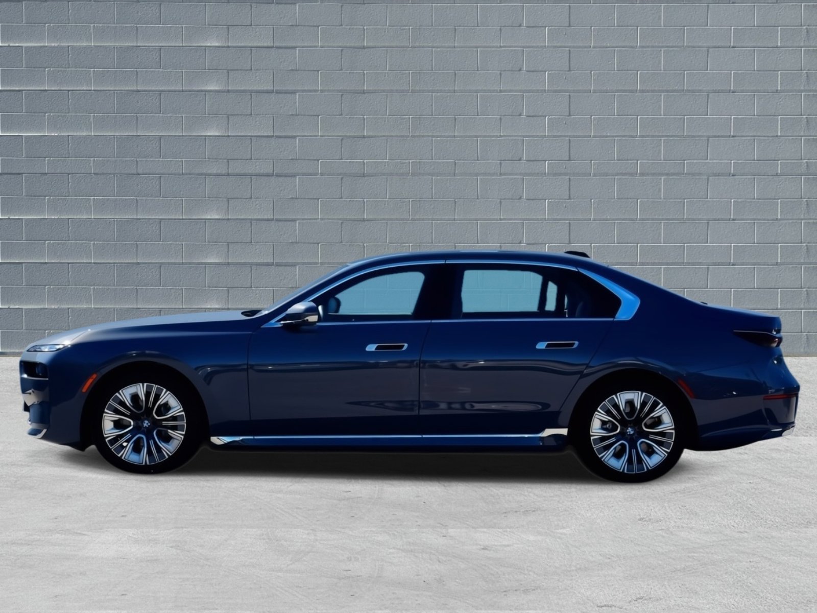 Used 2025 BMW i7 xDrive60 w/ Executive Package image 4