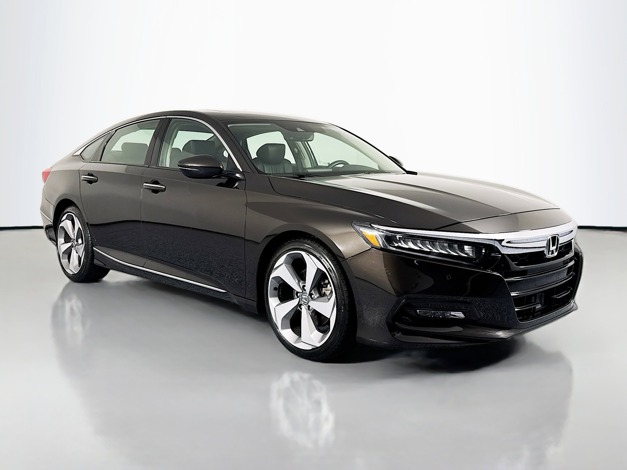 Certified 2018 Honda Accord Touring image 3