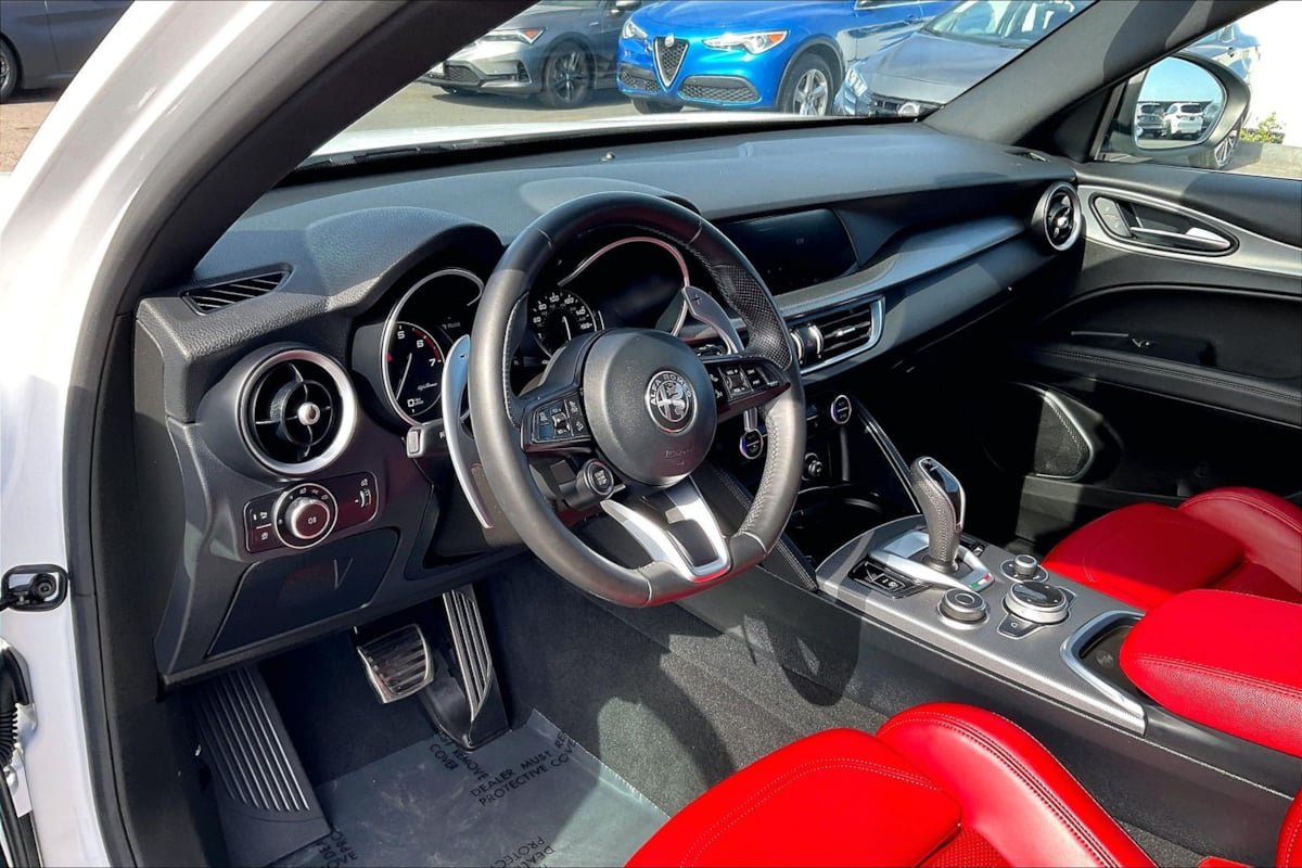 Used 2023 Alfa Romeo Stelvio Veloce AWD/4WD image 11