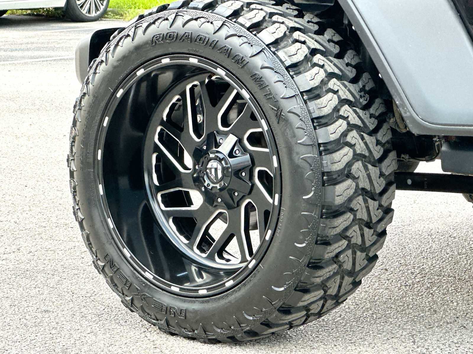 Used 2023 Jeep Gladiator Rubicon w/ LED Lighting Group AWD/4WD image 11
