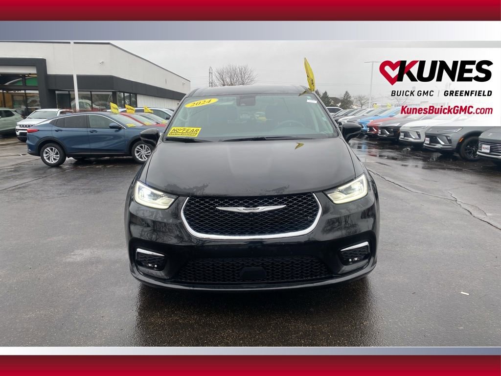 Used 2024 Chrysler Pacifica Touring-L image 11