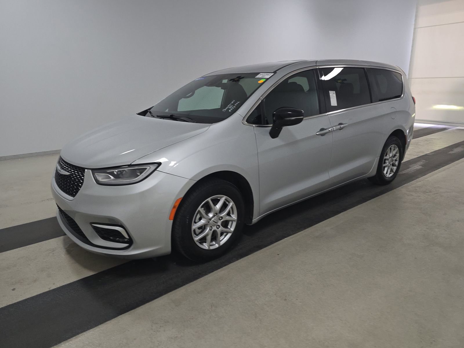 Used 2024 Chrysler Pacifica Touring image 2