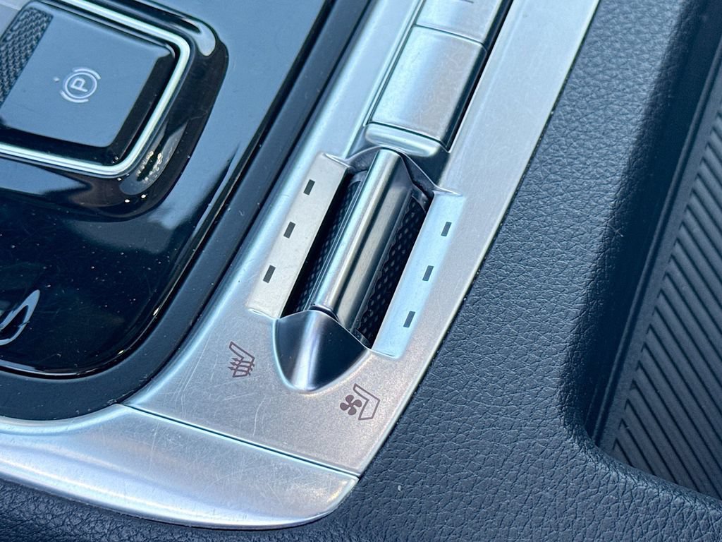 Certified 2025 Kia Carnival SX FWD image 23