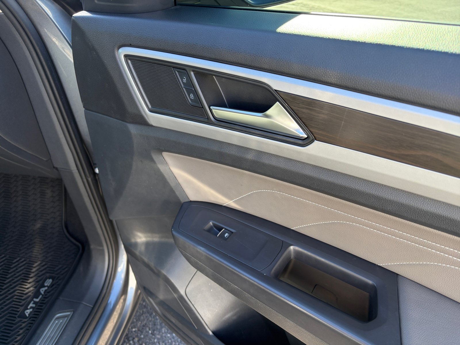 Used 2023 Volkswagen Atlas SE w/ Panoramic Sunroof Package AWD/4WD image 16