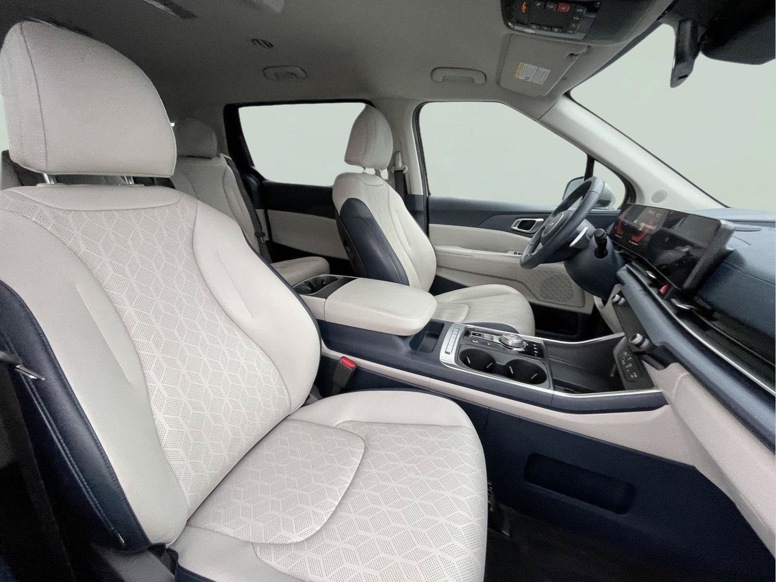 Used 2025 Kia Carnival EX FWD image 27