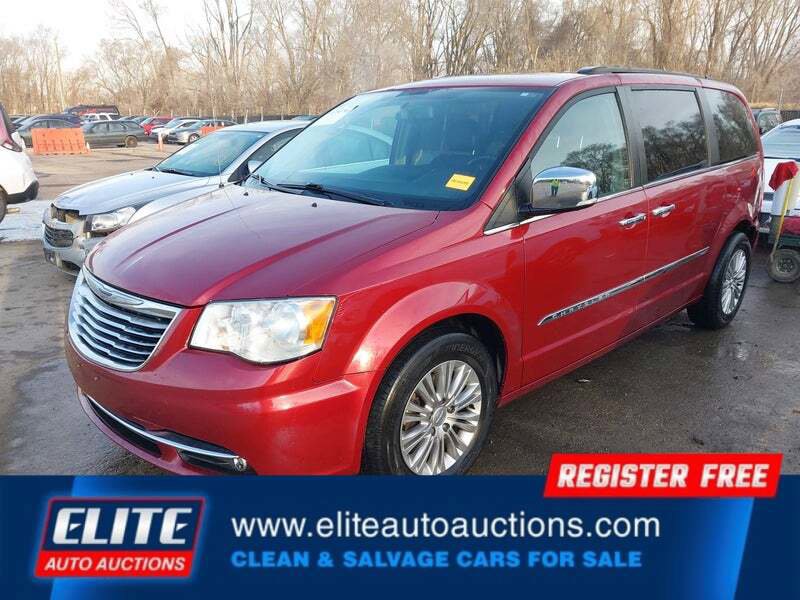Used 2015 Chrysler Town & Country Touring-L w/ Driver Convenience Group image 3