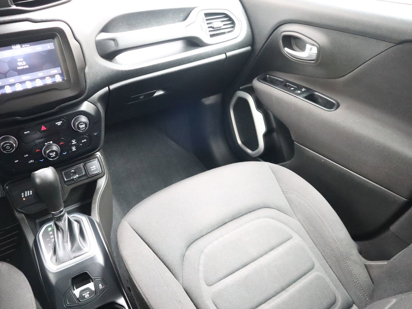 Used 2020 Jeep Renegade Latitude w/ Cold Weather Group image 30