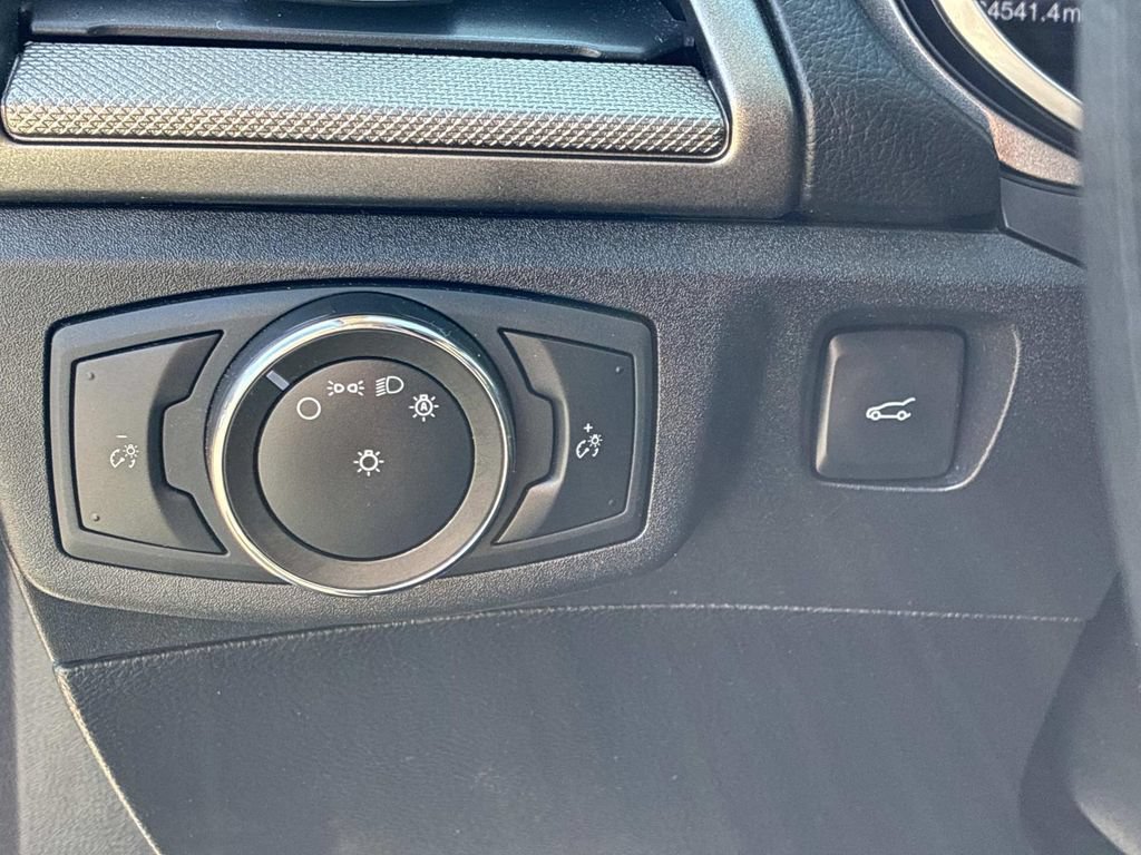 Used 2020 Ford Fusion SE FWD image 31