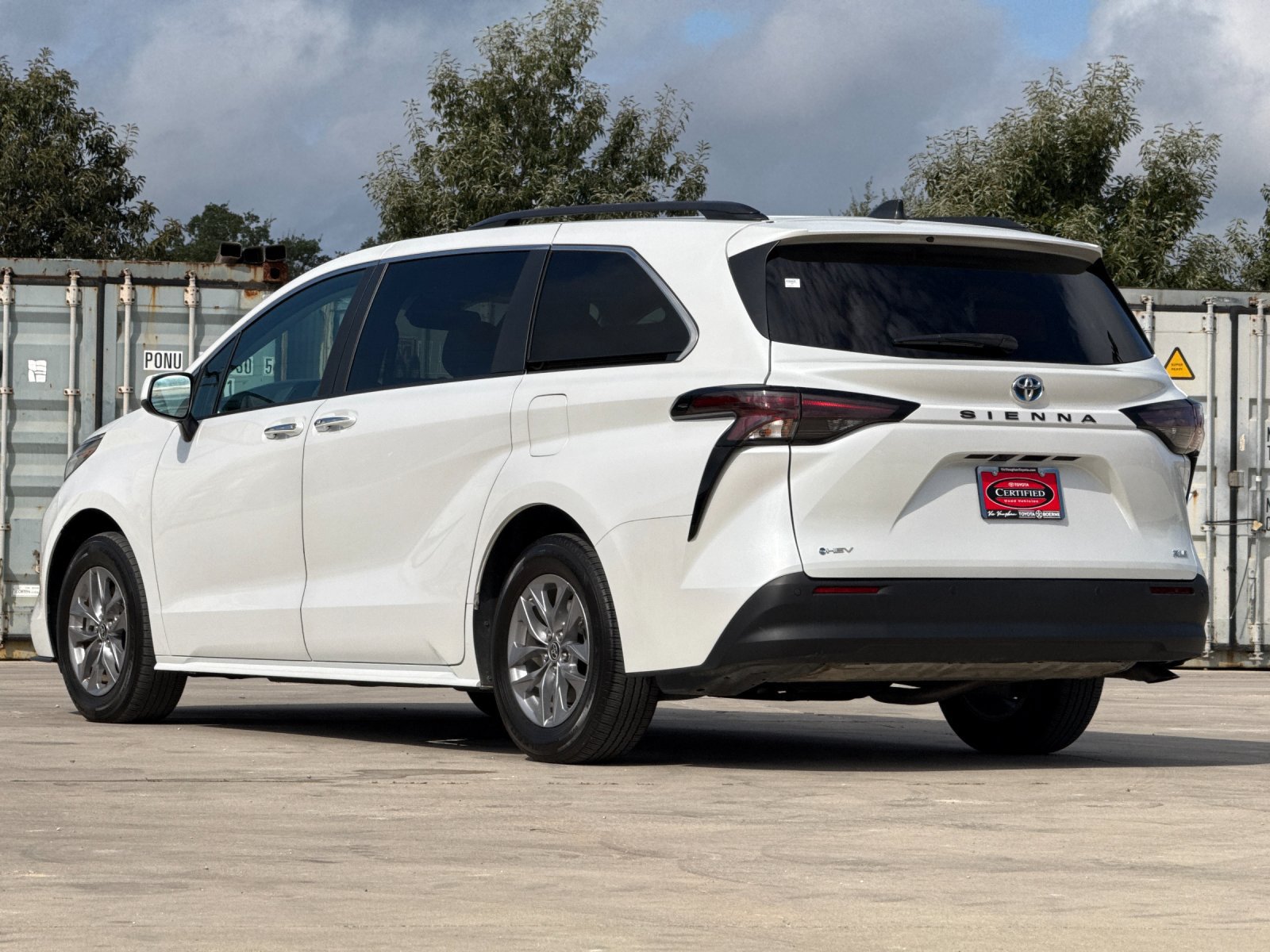Certified 2025 Toyota Sienna XLE FWD image 3
