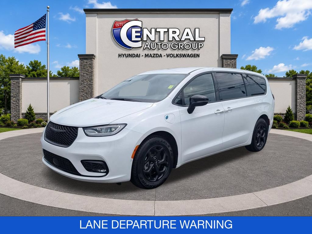 Used 2024 Chrysler Pacifica Limited FWD image 3