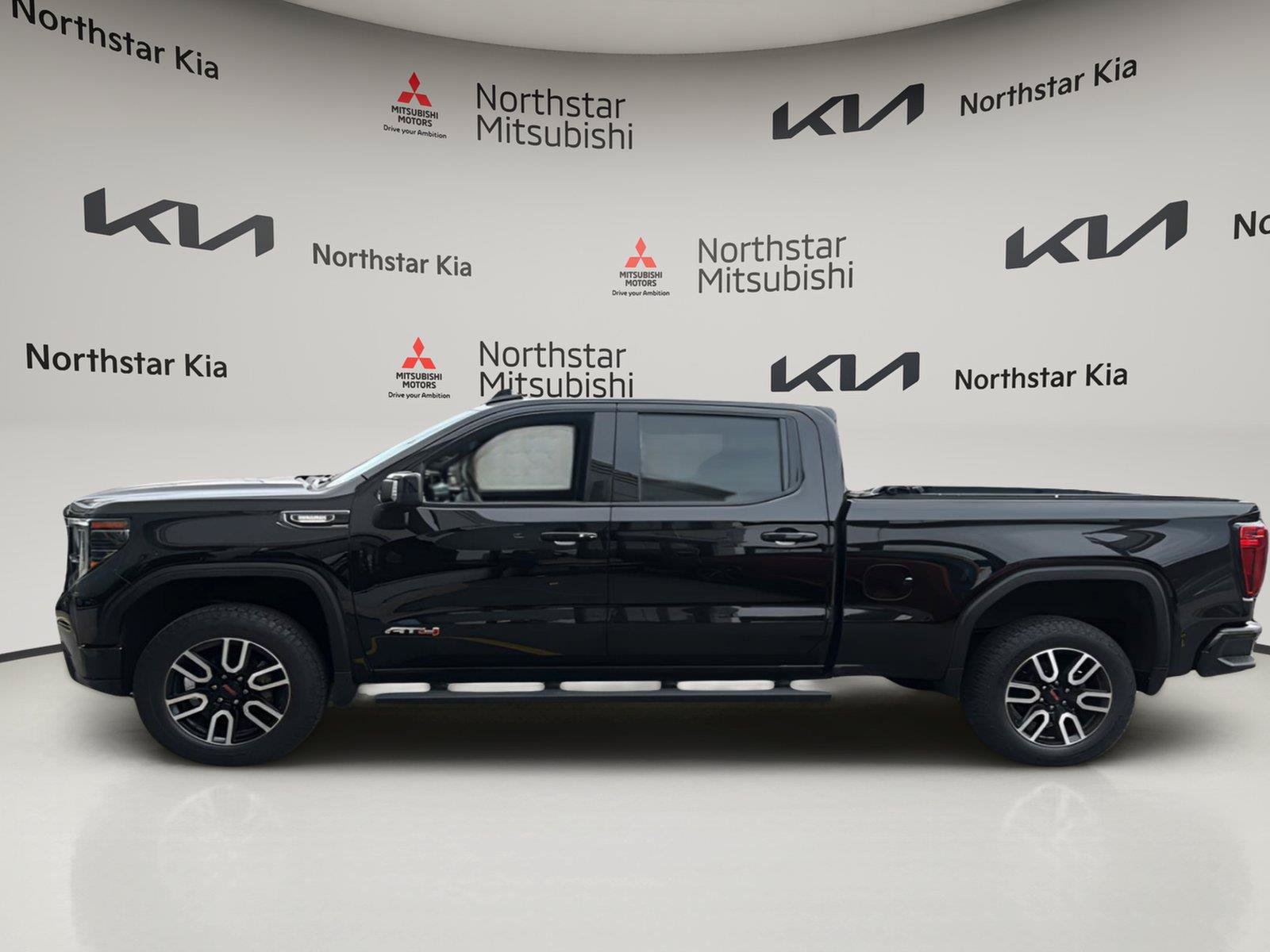 Used 2022 GMC Sierra 1500 AT4 AWD/4WD image 2