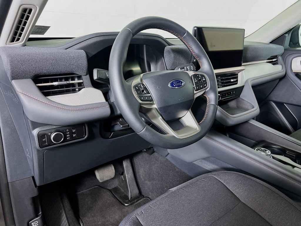 Used 2026 Ford Explorer Active AWD/4WD image 12