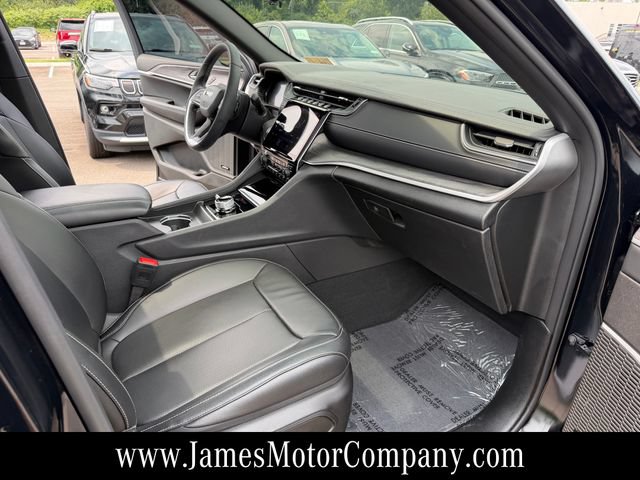 Used 2025 Jeep Grand Cherokee Limited w/ Luxury Tech Group II AWD/4WD image 16