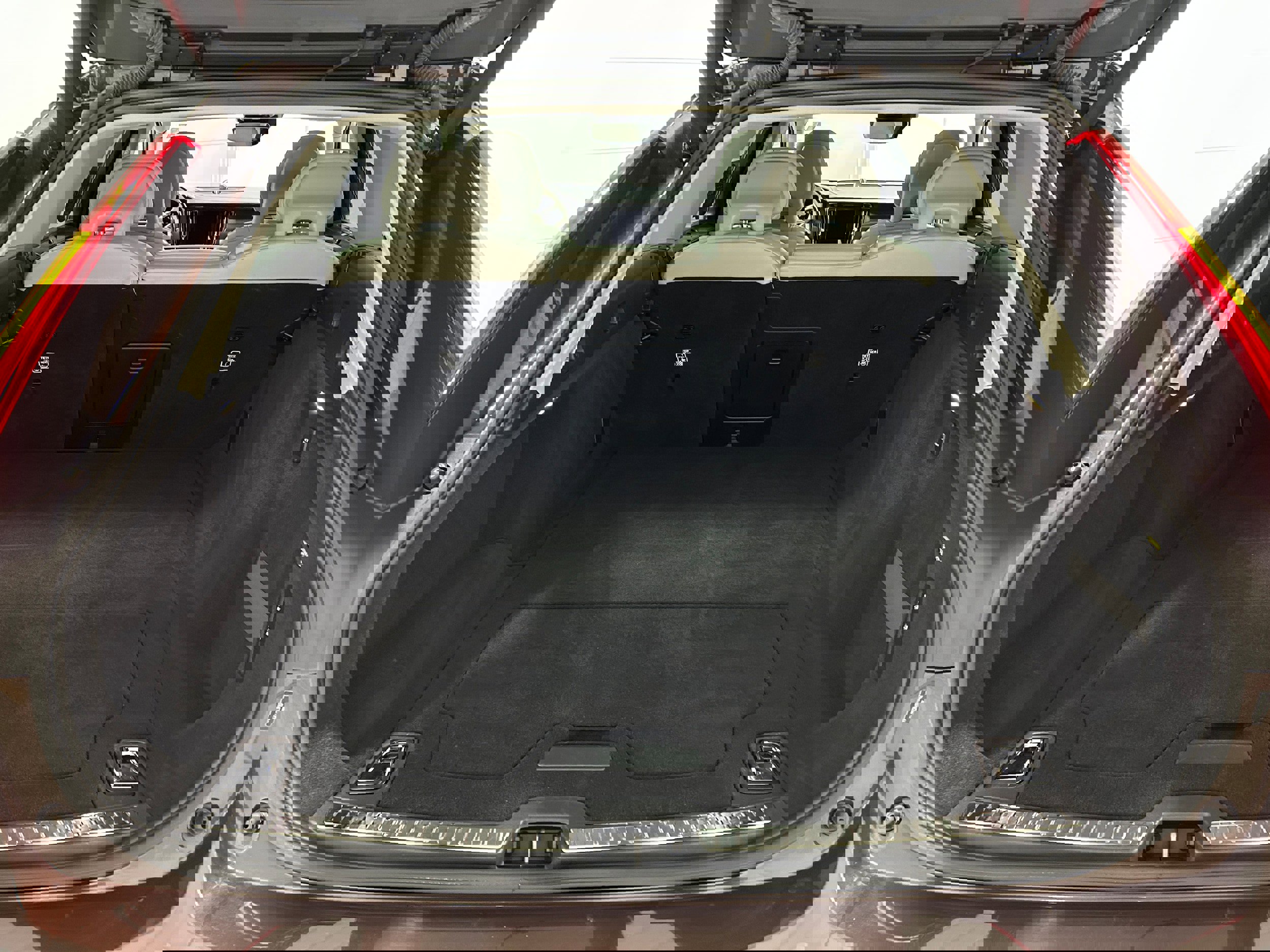 Used 2017 Volvo V90 T6 Cross Country image 33