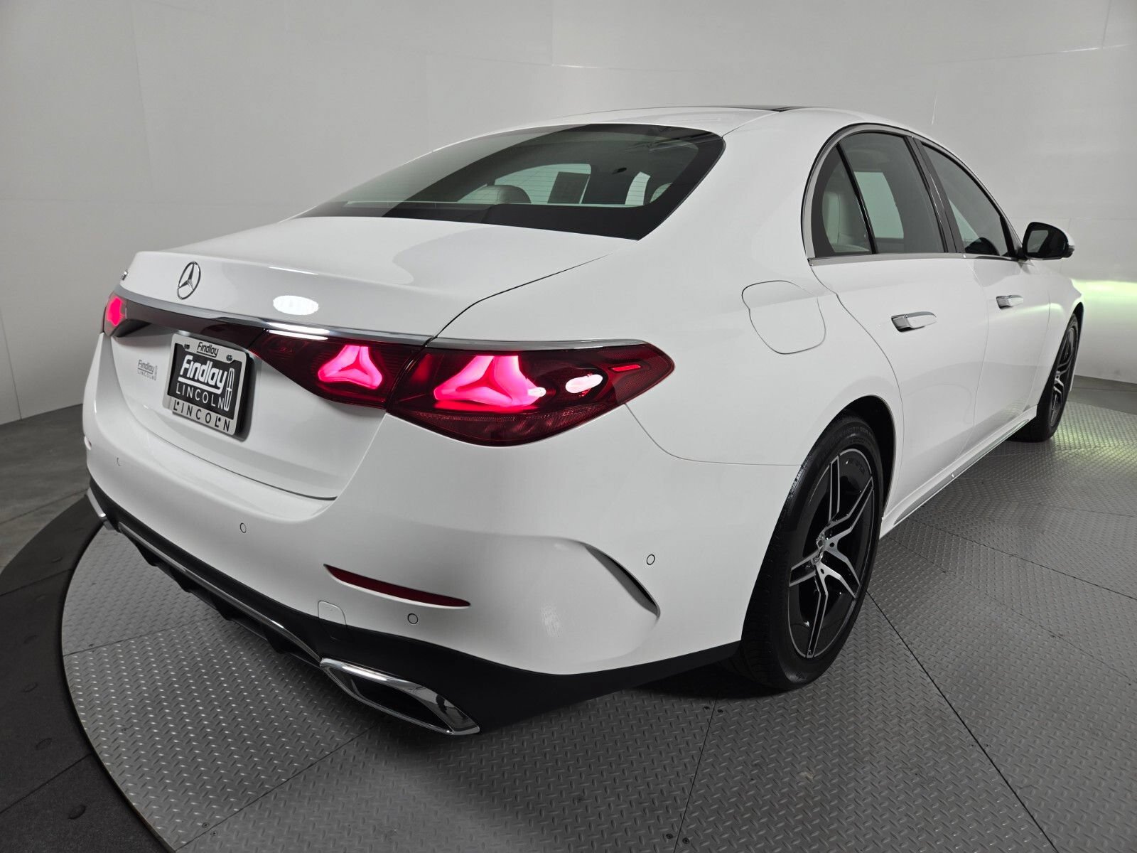 Used 2025 Mercedes-Benz E 350 Sedan image 4