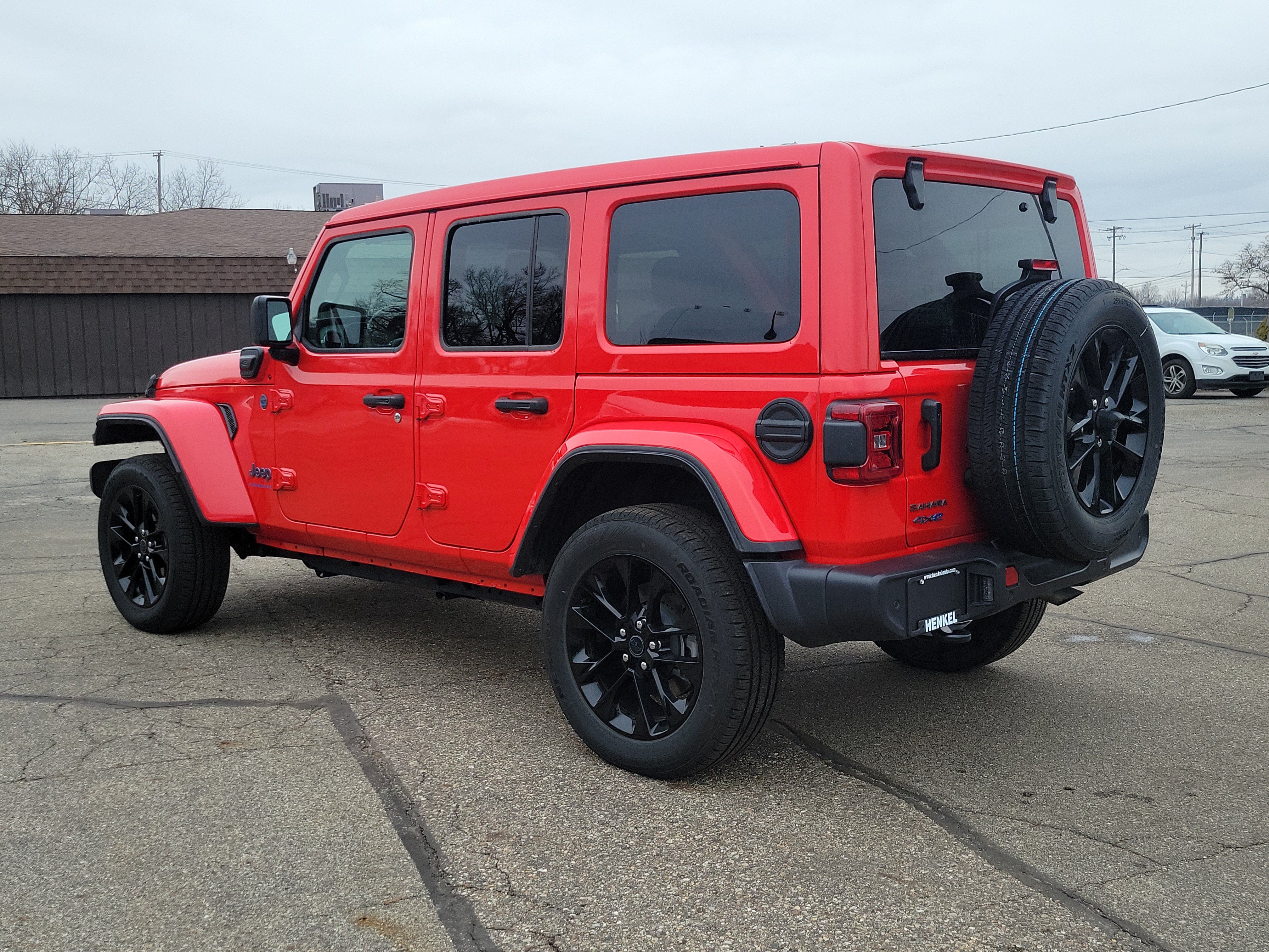 Used 2025 Jeep Wrangler Unlimited Sahara w/ Safety Group AWD/4WD image 3