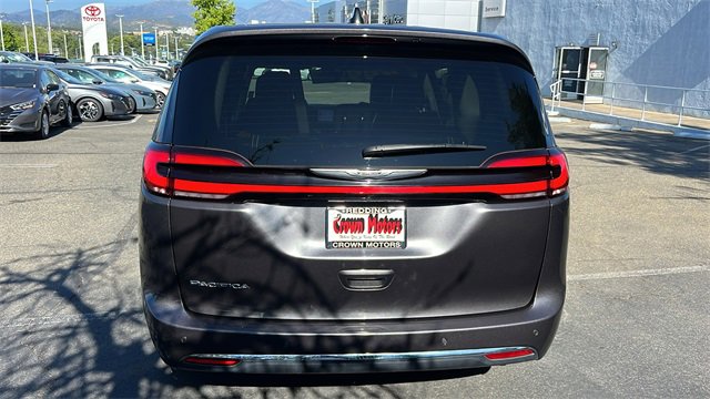 Used 2023 Chrysler Pacifica Touring-L image 5