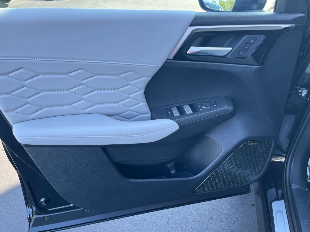 New 2025 Mitsubishi Outlander AWD image 11