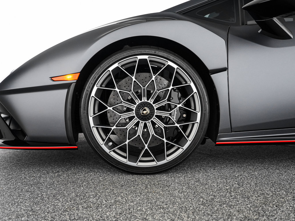 Used 2023 Lamborghini Huracan STO RWD image 32