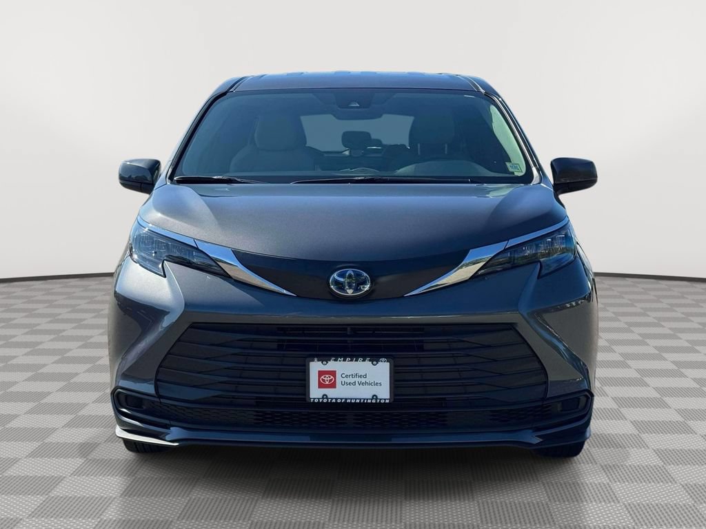 Used 2025 Toyota Sienna LE AWD/4WD image 2