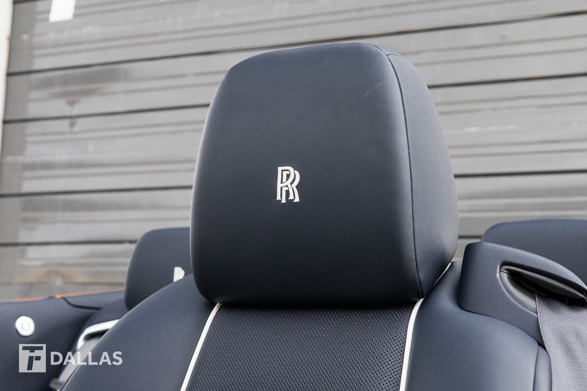 Used 2019 Rolls-Royce Dawn RWD image 21