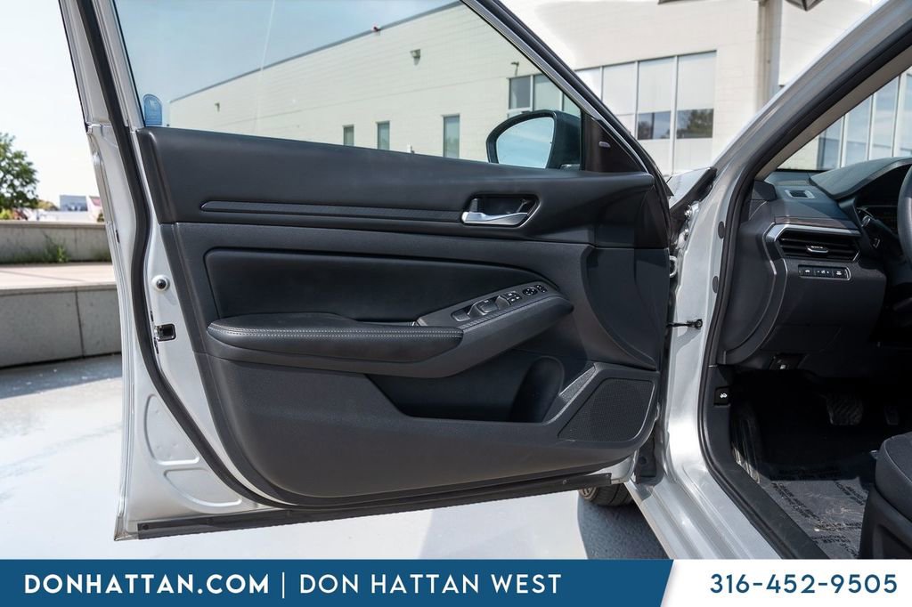 Used 2025 Nissan Altima 2.5 SV AWD/4WD image 14