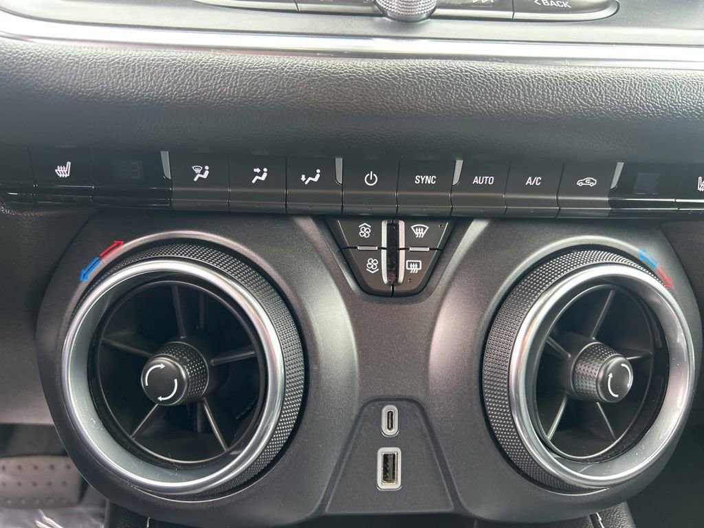 Used 2025 Chevrolet Blazer LT image 25