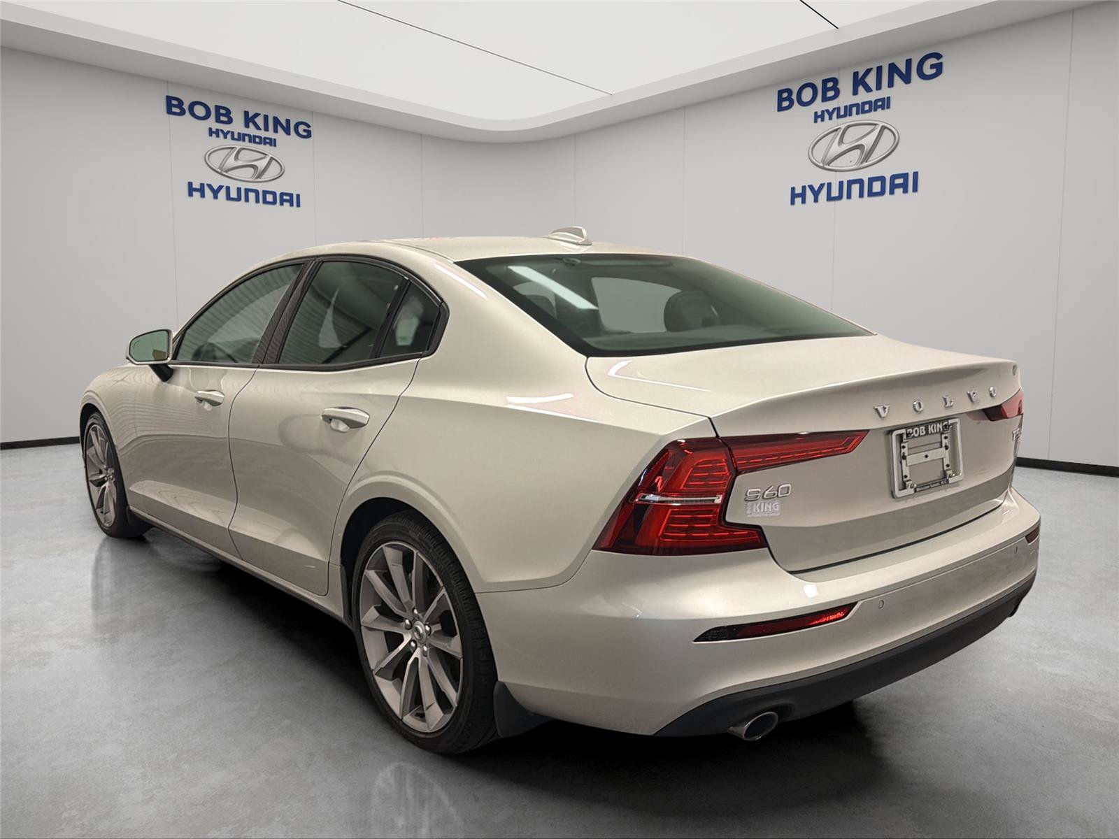 Used 2019 Volvo S60 T5 Momentum w/ Multimedia Package FWD image 3