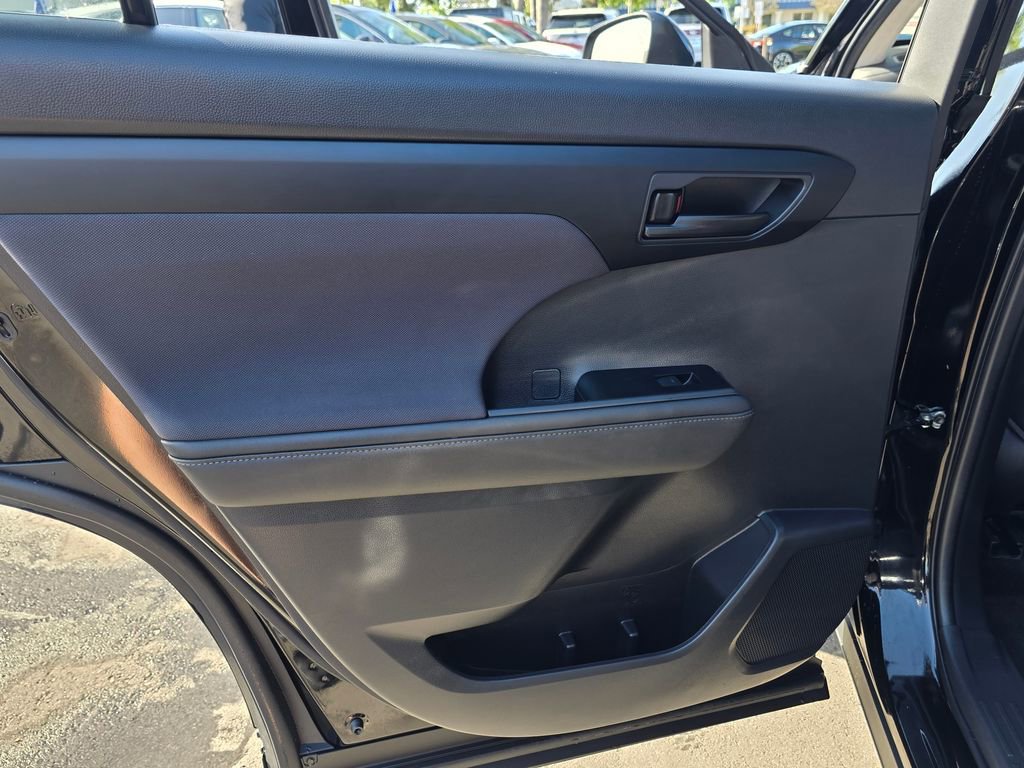 Used 2023 Toyota Highlander LE AWD/4WD image 22
