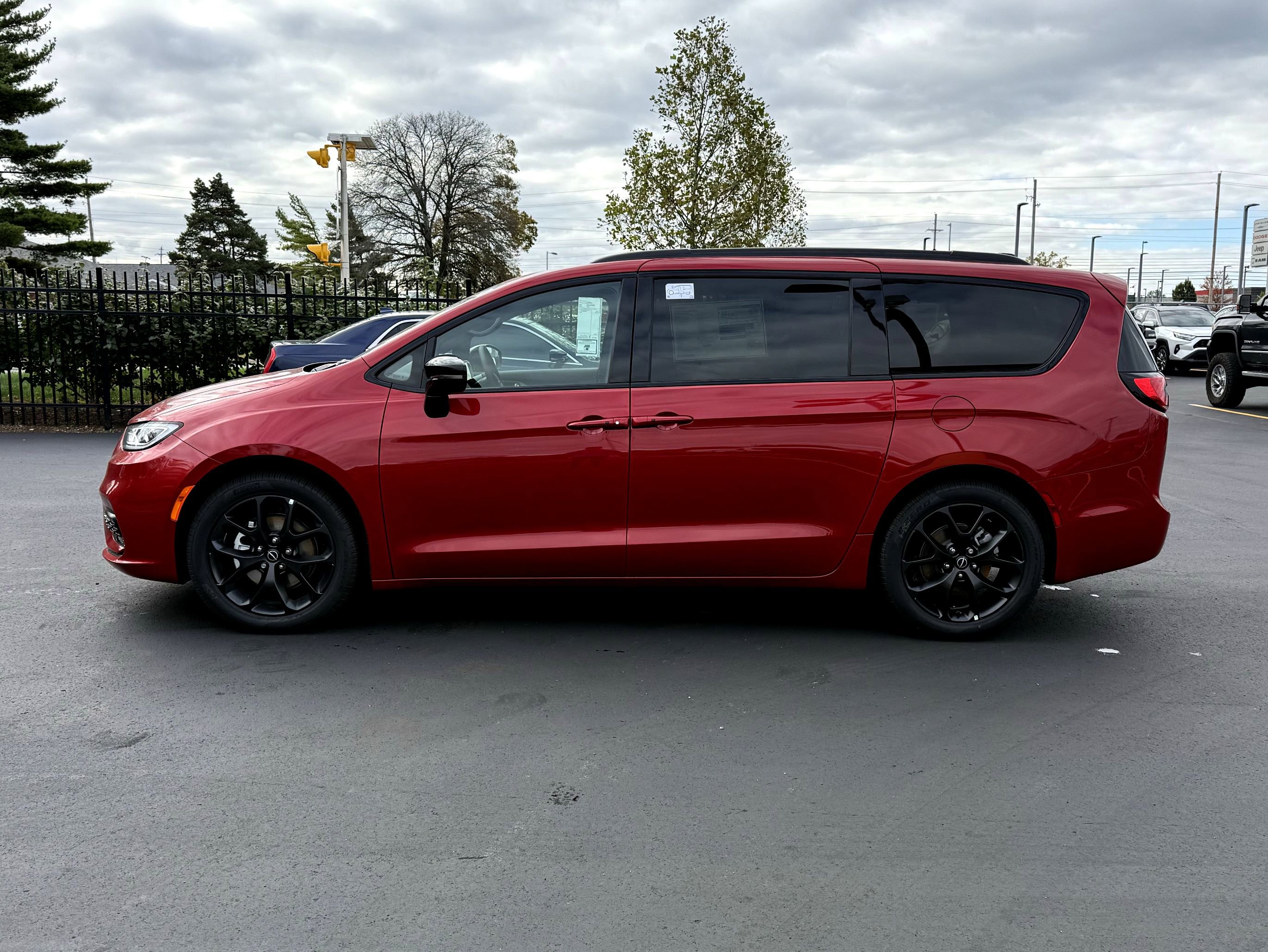 New 2026 Chrysler Pacifica Limited w/ Uconnect Theater Family Group image 6