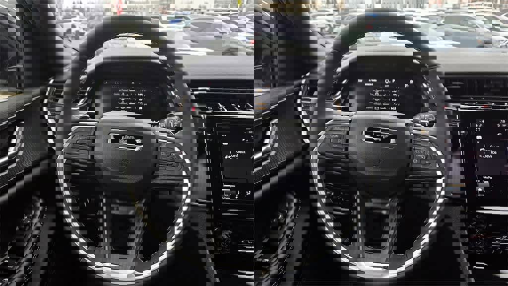 New 2025 Jeep Grand Cherokee Altitude image 12