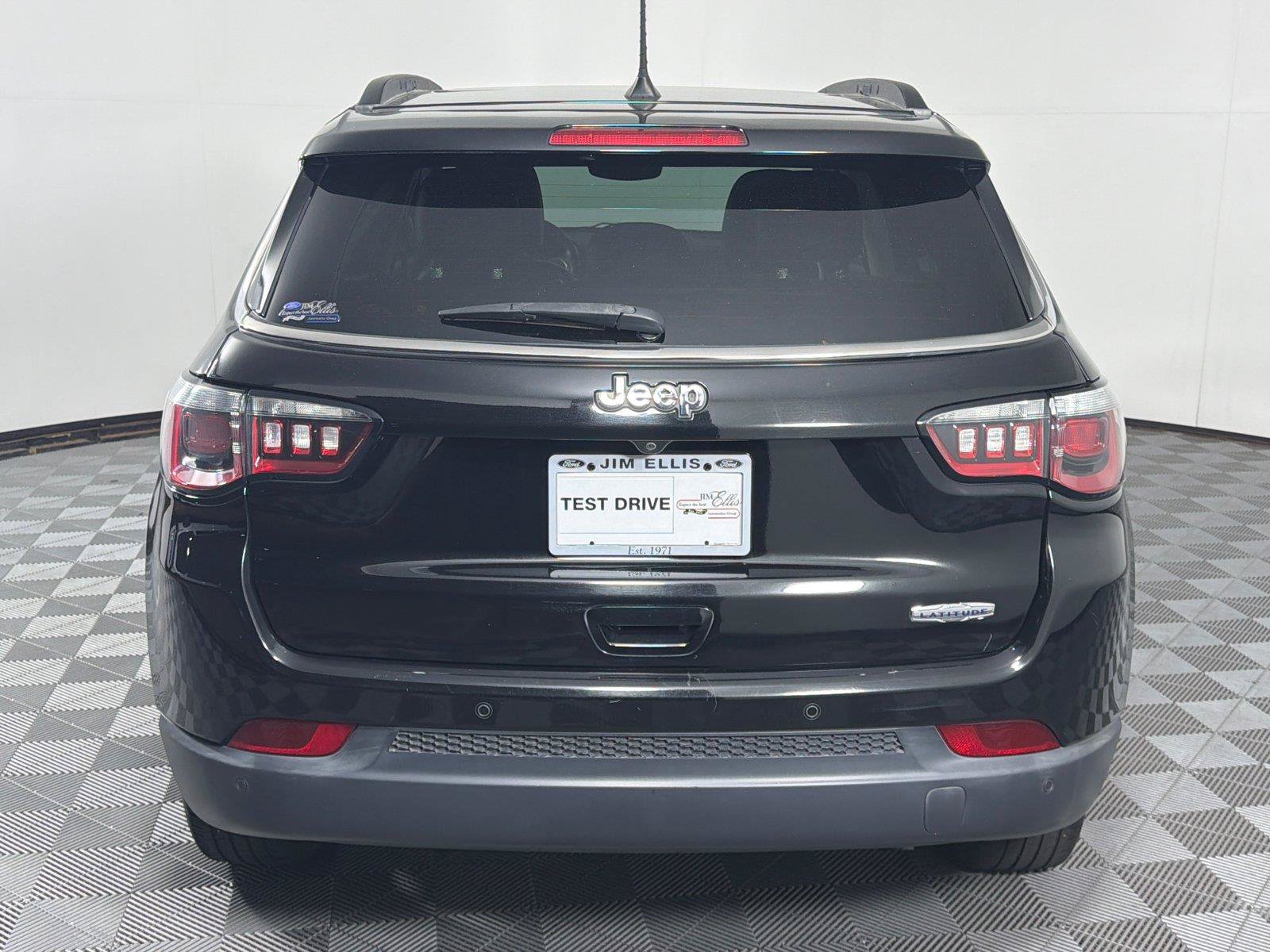 Used 2018 Jeep Compass Latitude w/ Popular Equipment Group FWD image 6