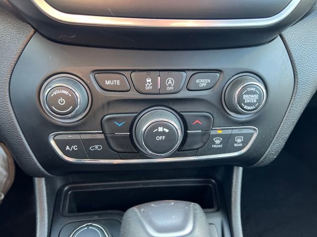 Used 2019 Jeep Cherokee Latitude w/ Popular Appearance Group image 18