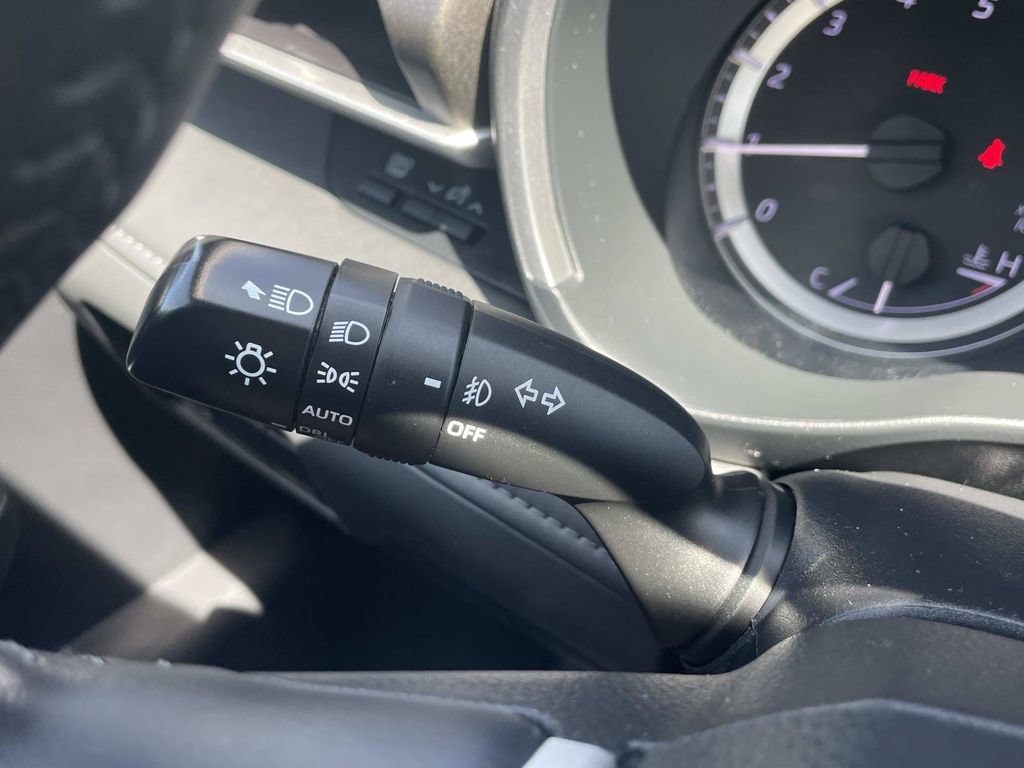 Used 2024 Toyota Highlander XLE FWD image 32