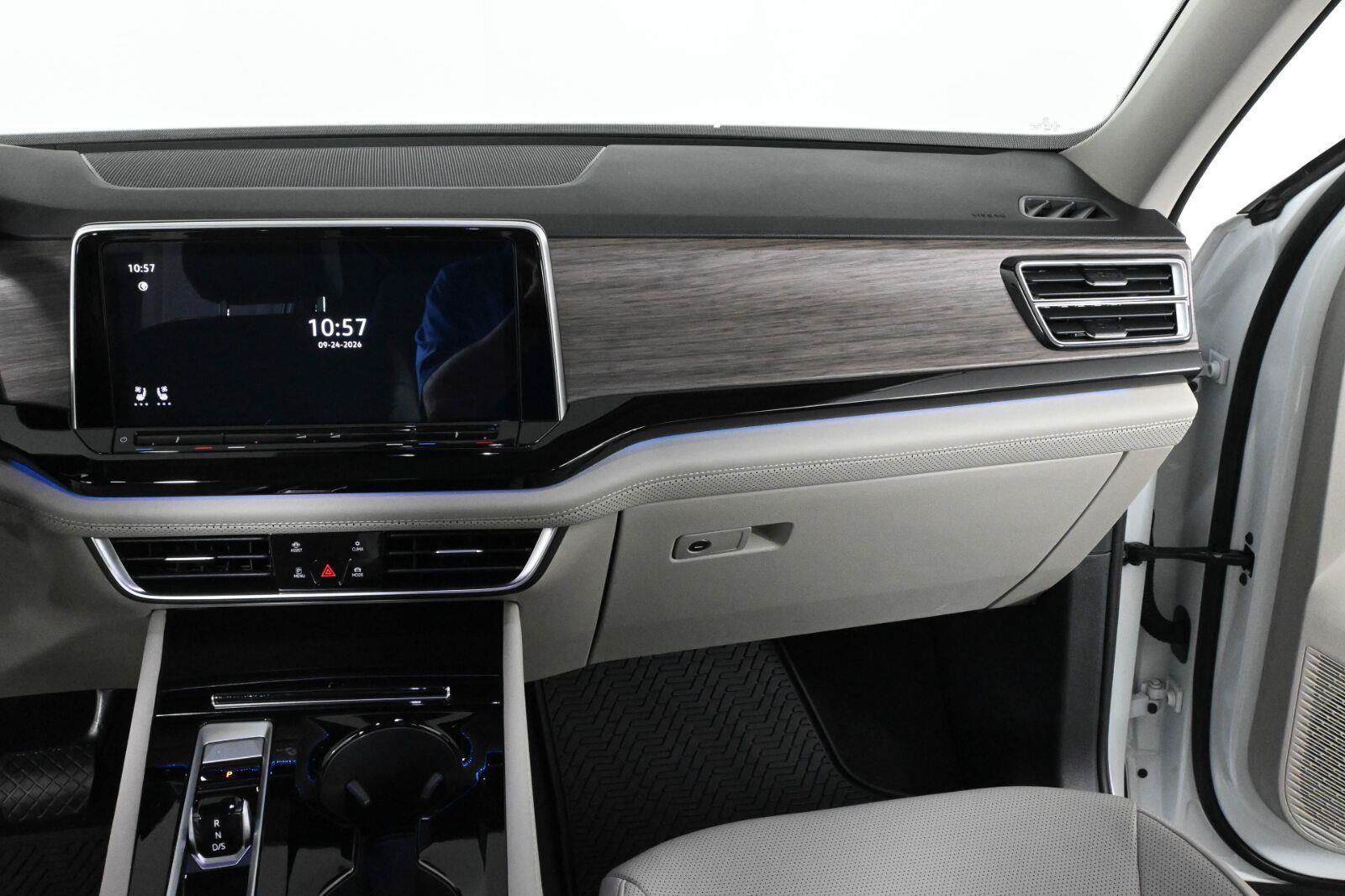 Certified 2025 Volkswagen Atlas SEL AWD/4WD image 17