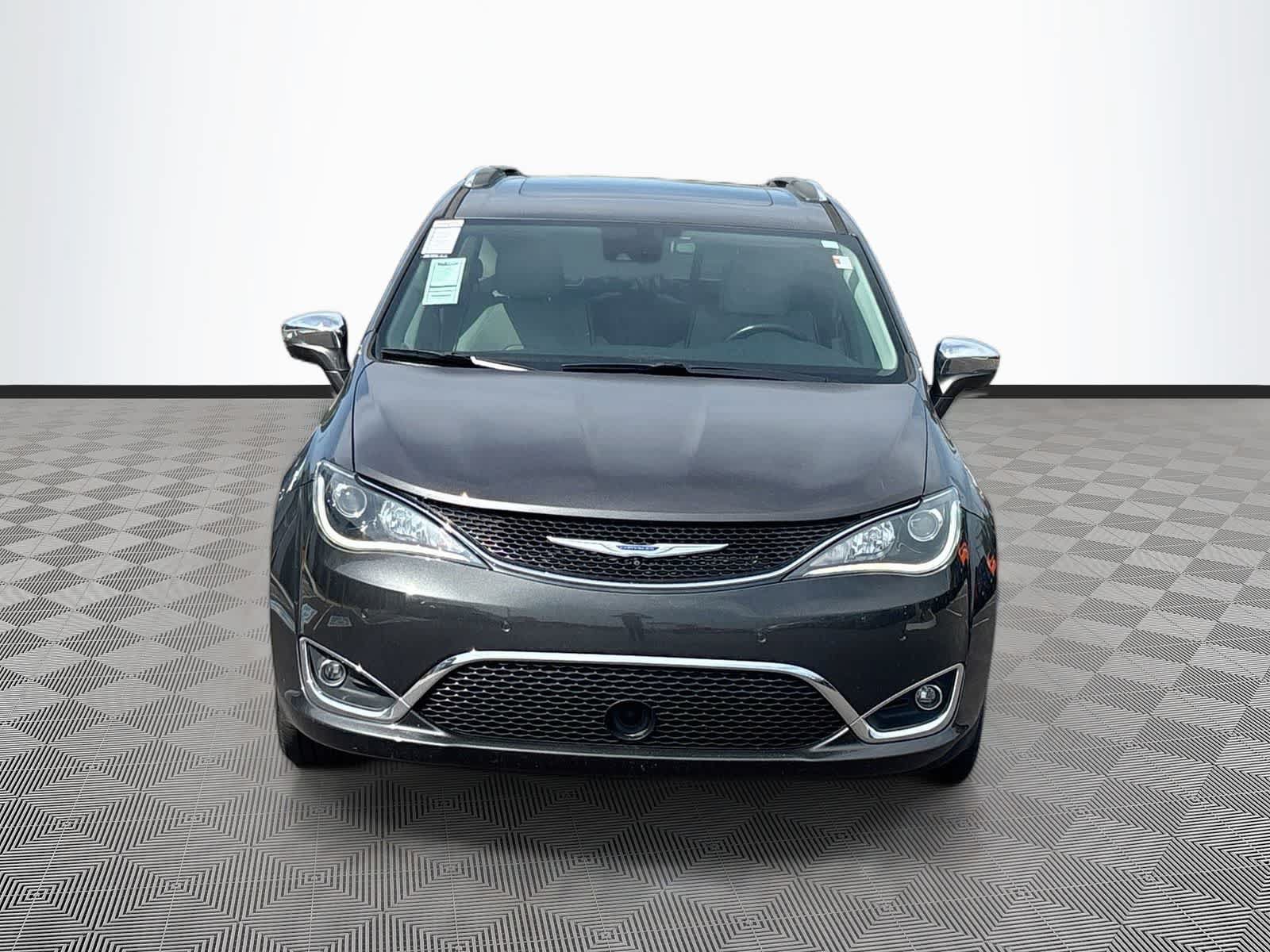 Used 2019 Chrysler Pacifica Limited w/ Tire & Wheel Group FWD image 2