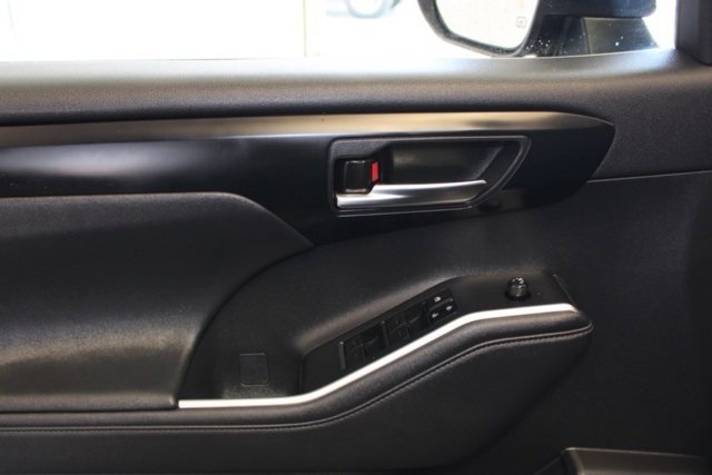Used 2023 Toyota Highlander L image 19