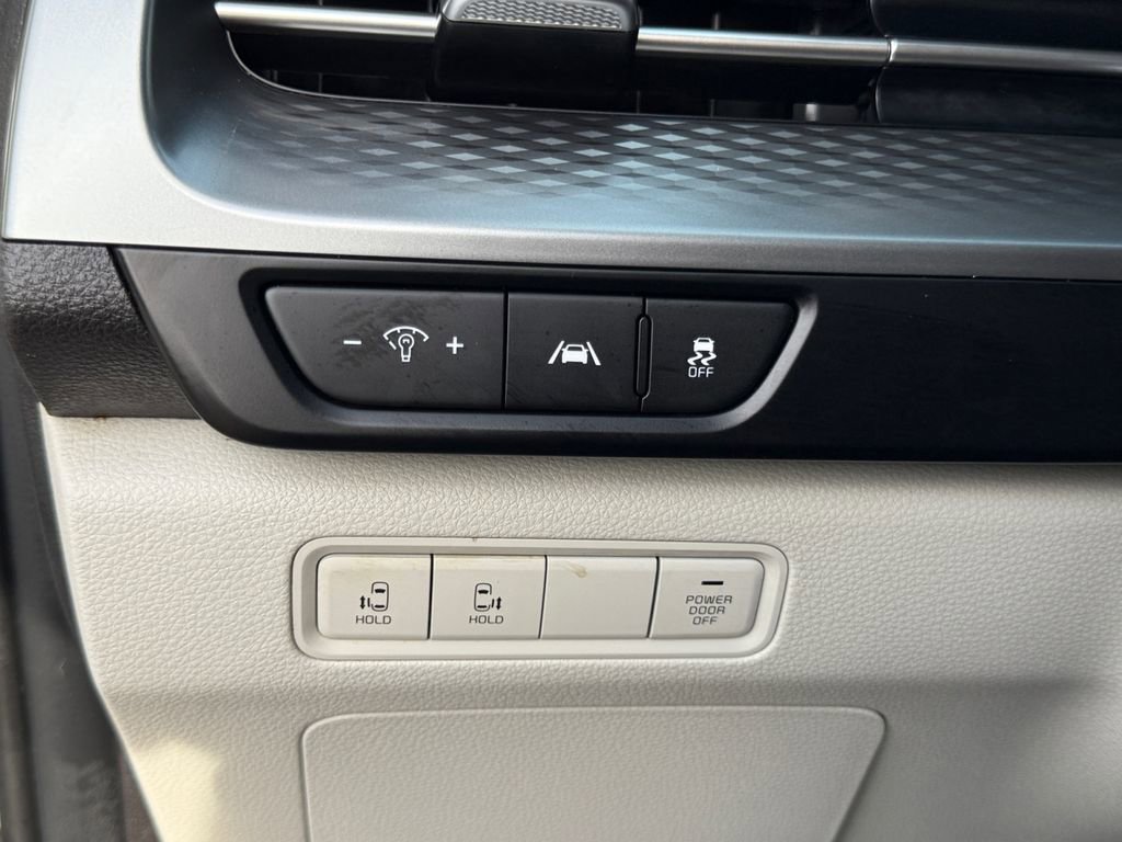 Used 2022 Kia Carnival LX image 21