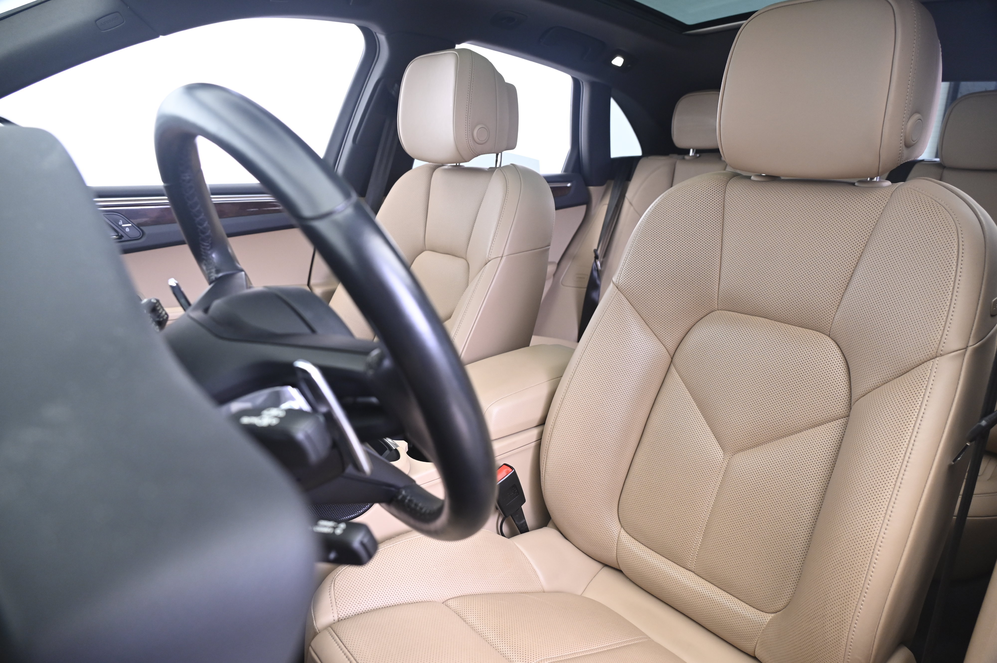 Certified 2023 Porsche Macan AWD/4WD image 5