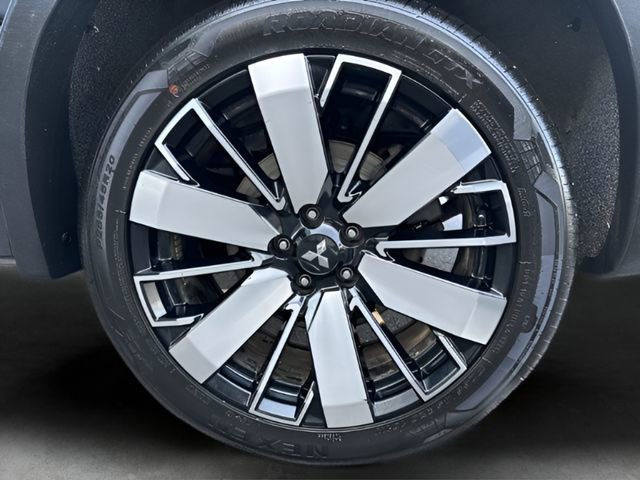 Used 2025 Mitsubishi Outlander SE image 38