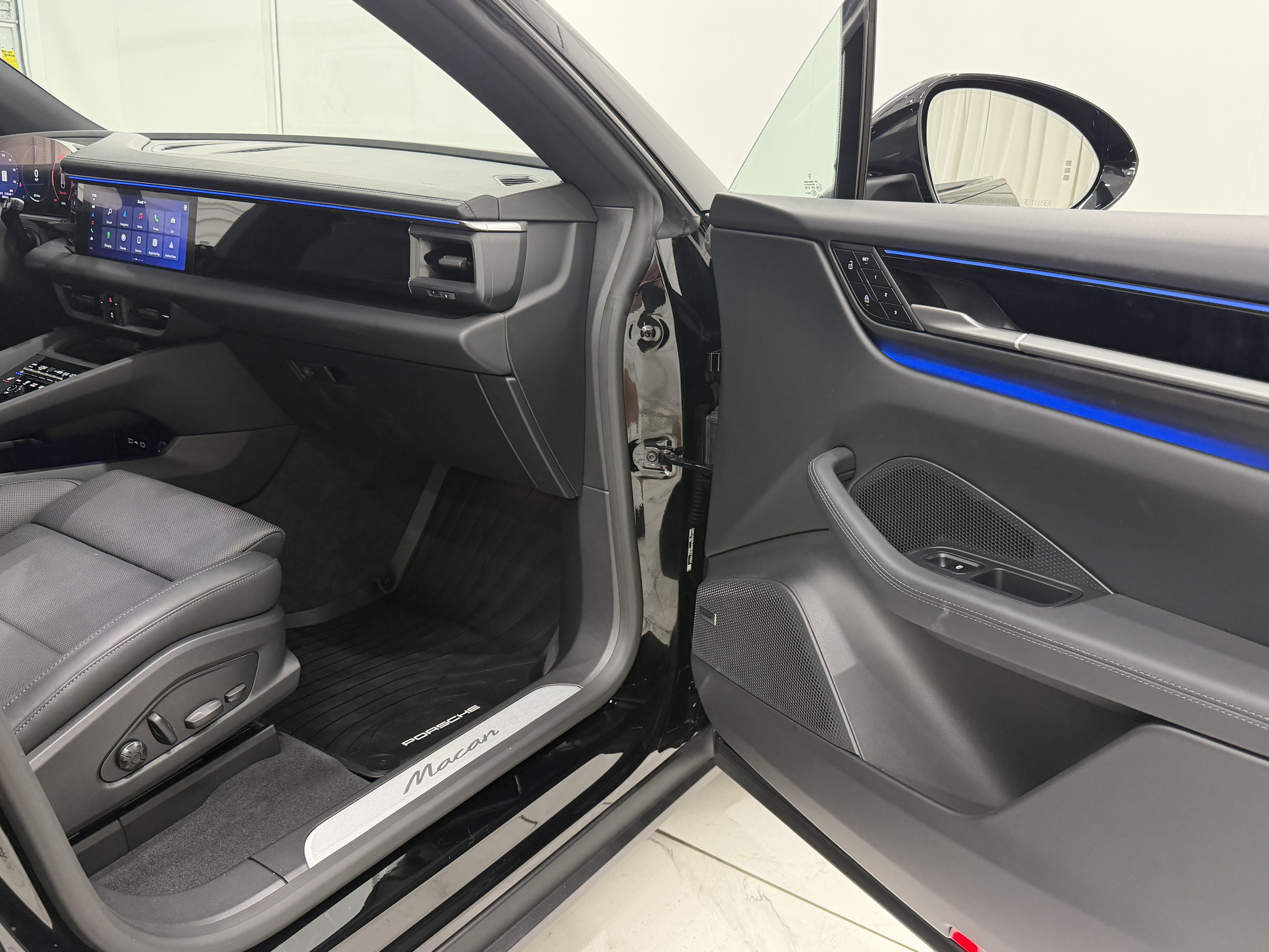 Certified 2025 Porsche Macan Electric RWD image 22