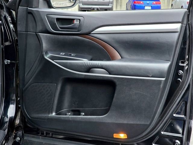 Used 2015 Toyota Highlander LE image 24