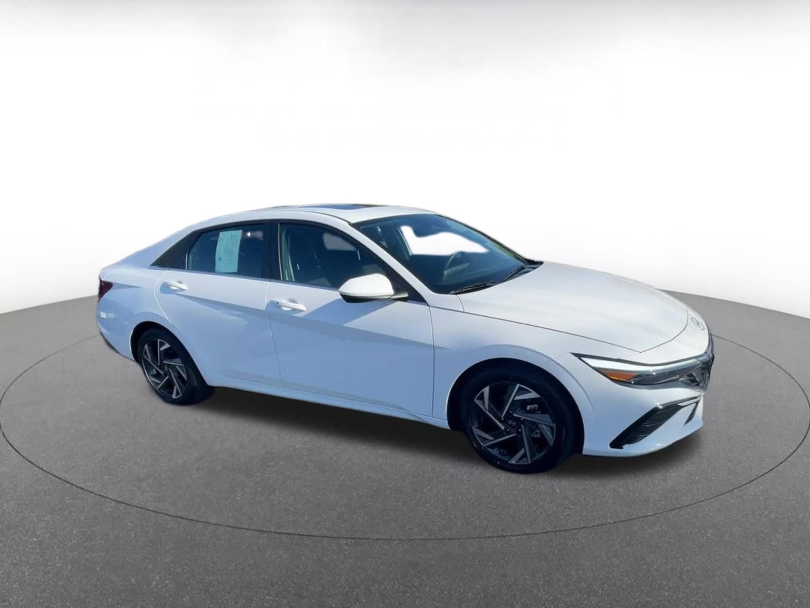 Used 2025 Hyundai Elantra SEL image 2