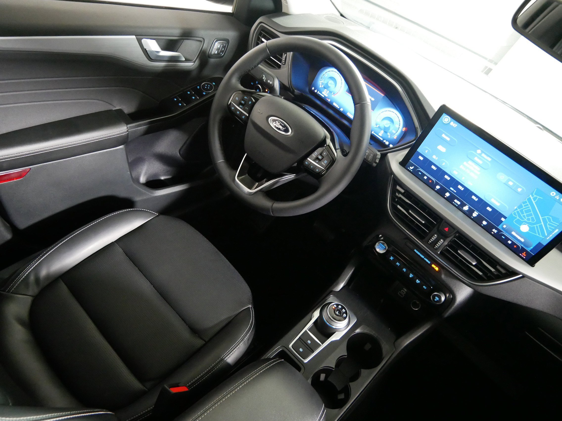Used 2024 Ford Escape Platinum w/ Class II Trailer Tow Package image 9